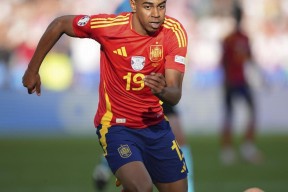 星空体育-莱万多夫斯基在巴黎圣日耳曼比赛中赛况扑朔迷离，赛事规则更新引发热议！的简单介绍