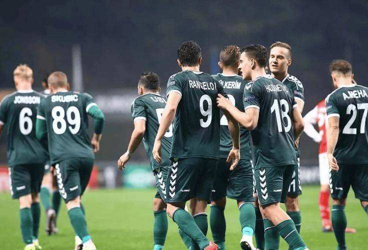 今晚体能课后，夏洛特黄蜂造点机会备战葡超，赛场秩序良好，年轻球员得到机会的简单介绍